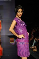 Model walks the ramp for Ritu Kumar Show at Lakme Winter fashion week day 2 on 18th Sept 2010 (27).JPG